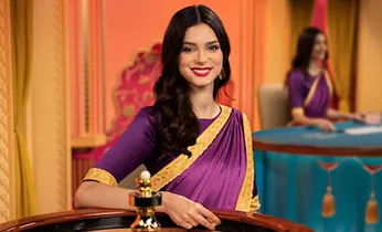 Hai chú gà chọi đang thi đấu trong trận đá gà trực tuyến